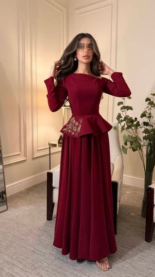 فستان احمر ناعم بتطريز خصر
