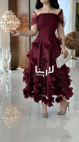 فستان سهرة عنابي مزين بزهور ثلاثية الأبعاد بتصميم فاخر