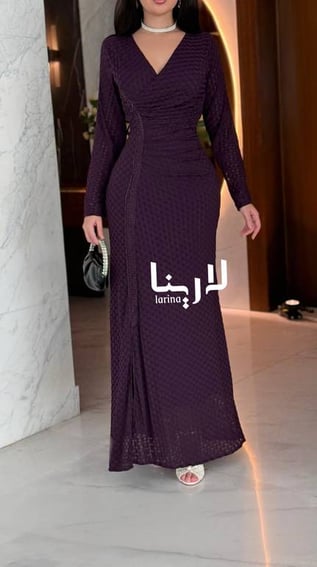 فستان سهرة بنفسجي بقصة ملتفة وتطريز جانبي