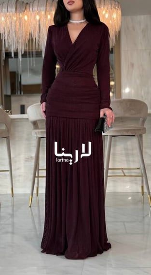 فستان سهرة برغندي بكسرات انسيابية وخصر محدد