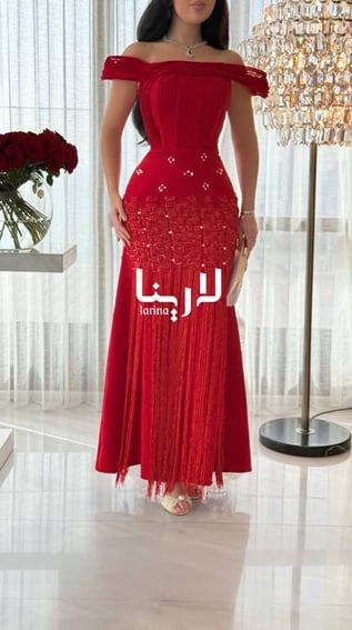 فستان سهرة أحمر أوف شولدر بتطريز فاخر وهدب طويلة