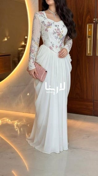 فستان سهرة  بالورود بتصميم أنثوي فاخر