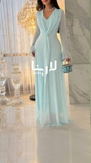 فستان سهرة سماوي وقصة لف أنثوية 