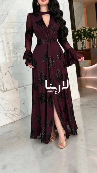 فستان سهرة راقي  بنقوش سوداء ولفّة أمامية