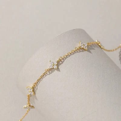 أسوارة مطلية بالذهب عيار 18 قيراط - تصميم زهري ومرصع&nbsp;بالراينات