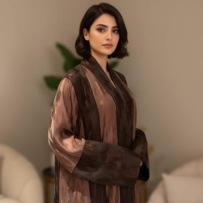 عباية ملكية من قماش الكريب بتدرجات البمبي مع نقشة رخامية