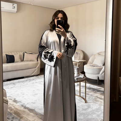 عباية سهرة فضية بتطريز أسود لامع على الأكمام 