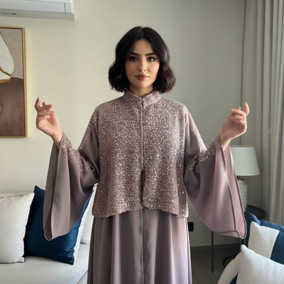 عباية عصرية للمناسبات بقصّة فريدة 