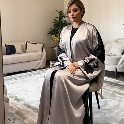 عباية سهرة فضية بتطريز أسود لامع على الأكمام 