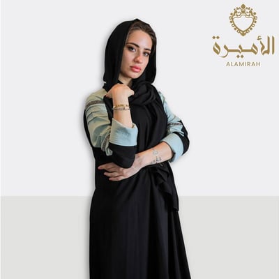 عباية سوداء بأكمام ملونه 