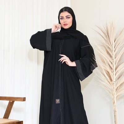 عبايه سوداء مع كم مخطط