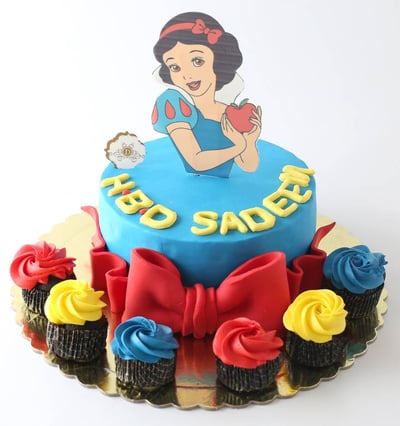 Snow White Cake With Cupcake 
