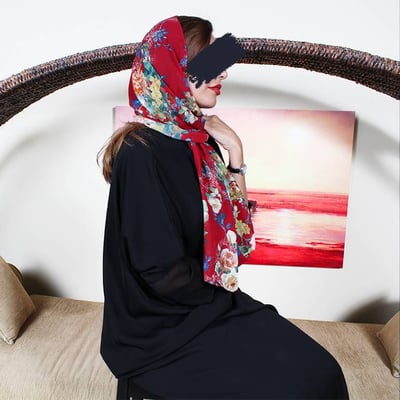طرحة ناعمة على لون أحمر بورود جميلة