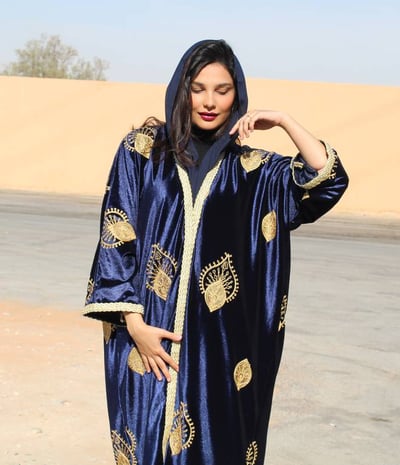 عباية بشت مخمل بتطريز ذهبي