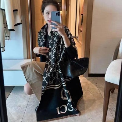 سكارف غوتشي وجهين منقوش بشعار الماركة