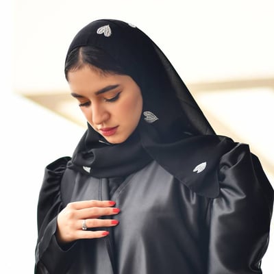 طرحة سوداء مع تطريز القلوب الفضية