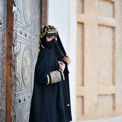 عباية لف سوداء مع اضافة شرايط الزري الذهبية ونقش تراثي عريض على الأكمام