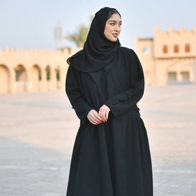 عباية سوداء واسعة بكسرات جانبية