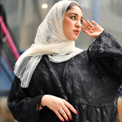 طرحة من التول الأبيض بخطوط متموجة 