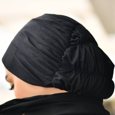 قبعة شعر سوداء  مع مطاطات خلفية لراحة اكثر 