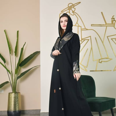 عباية لف رسمية بزهور زاهية على الياقة و الأكمام