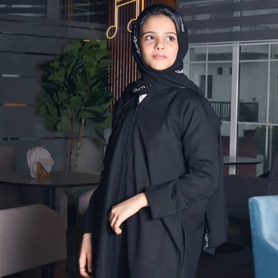 عباية مغلقة بطقطق بناتية سوداء ساده مع جيوب مخفية وكم دبل 
