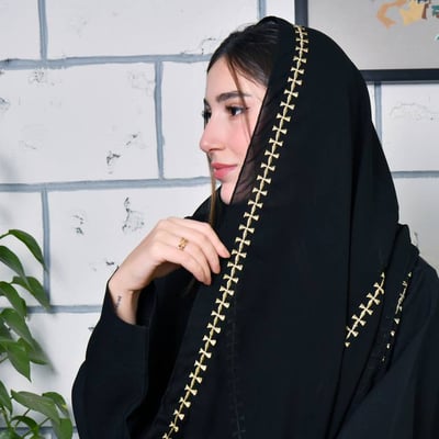 طرحة حرير سوداء مع تطريز ذهبي تقليدي