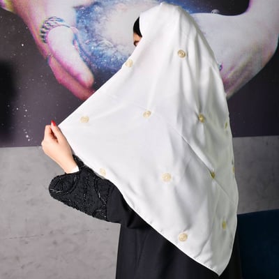 طرحة بيضاء مع تطريز الدوائر الذهبية 