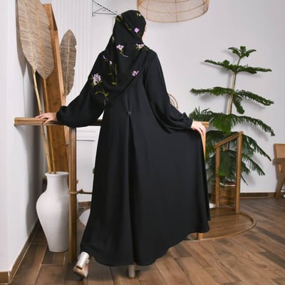 عباية مغلقة بطقطق  بقصة كلوش وكسرة من الخلف مع زر وأكمام  مزمومة 