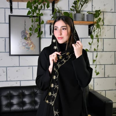 طرحه حرير سوداء مع تطريز ذهبي  بشعار المملكة العربية السعودية  ممتد على الحواف 