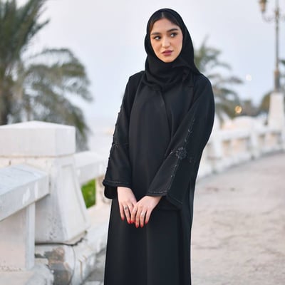 عباية لف بكم واسع محدد بشك أسود ناعم و براق