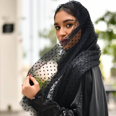 طرحة من التول الأسود المنقط