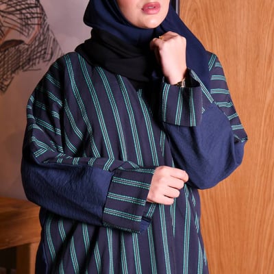 عباية لف كحلية مقلمة بالأخضر من الأمام