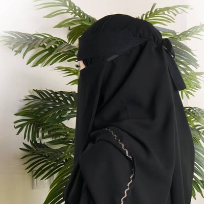 نقاب طويل بمطاط واحد مائل وربطة إغلاق