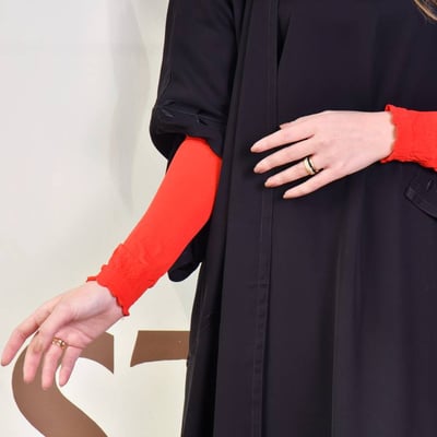 أكمام طويلة استرتش باللون الأحمر الجرئ