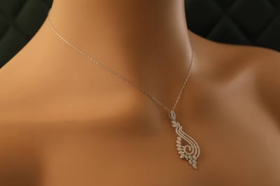 عقد ذهب ابيض تصميم الماس عيار18 الوزن 3.31