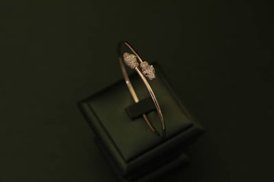 اسواره ذهب اللون ابيض واقفه تصميم الماس عيار 18 الوزن ( 5.98 )