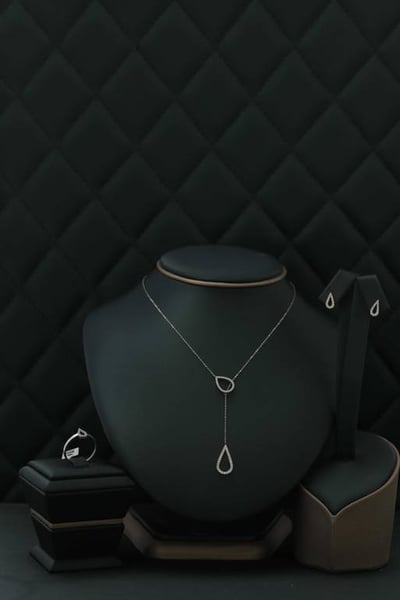 نص طقم ابيض تصميم الماس عيار18 الوزن 3.49