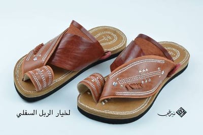 زبيريات شرقية صناعة يدوي جلد طبيعي (دعسة ربل ) لون الجلد بني محروق بجلد علوي لون أحمر فاتح بتطريز فضي 