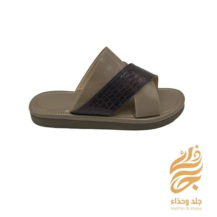 انتعل هذا الحذاء العصري سهل الارتداء لتعزز إطلالتك بلمسة عصرية ومصمم بطابع فريد يواكب أحدث صيحات الموضة العالمية