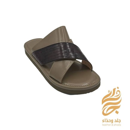 انتعل هذا الحذاء العصري سهل الارتداء لتعزز إطلالتك بلمسة عصرية ومصمم بطابع فريد يواكب أحدث صيحات الموضة العالمية