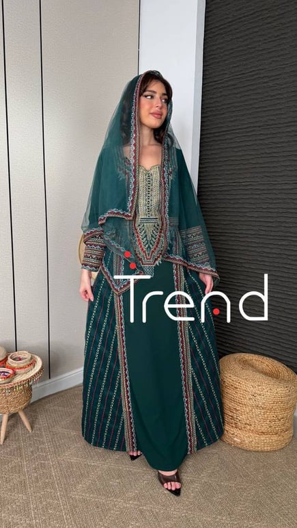 جلابية طويلة خضراء مطرزة مع طرحة 