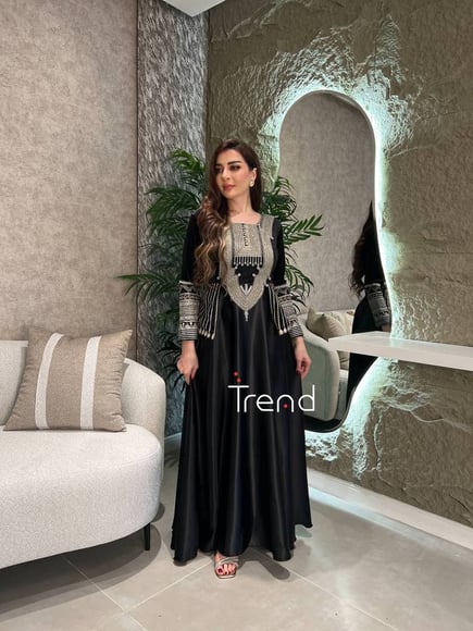 جلابية طويل اسود مطرزة 