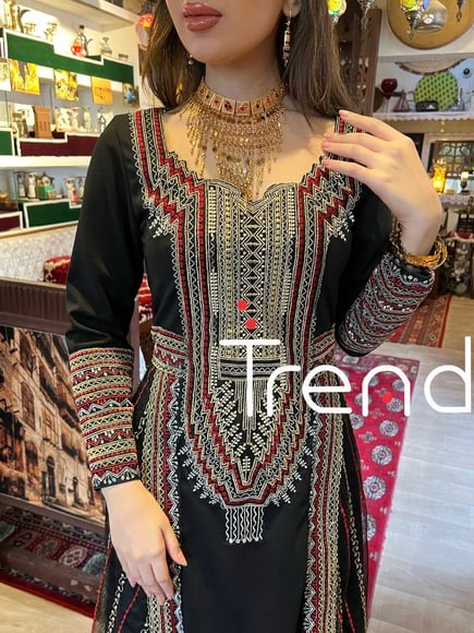 جلابية اسود مع طرحة سوداء مطرزة 