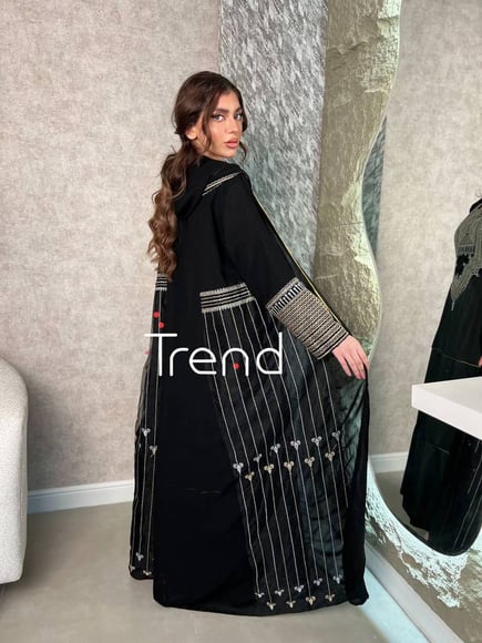 جلابية قطعتين سوداء طويلة مطرزة 