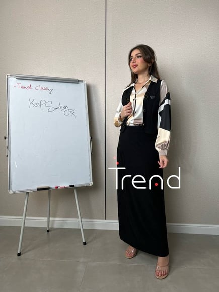 تنورة سودا بكسرات جانبية 