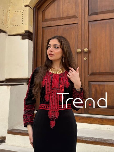 فستان مخمل طويل احمر مع طرحة راس 