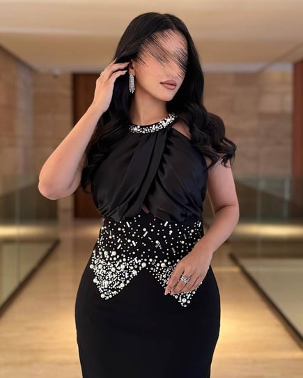 فستان اسود بتطريزات ولولو