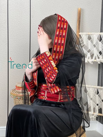 جلابية مخمل مطرزة بطرحة راس
