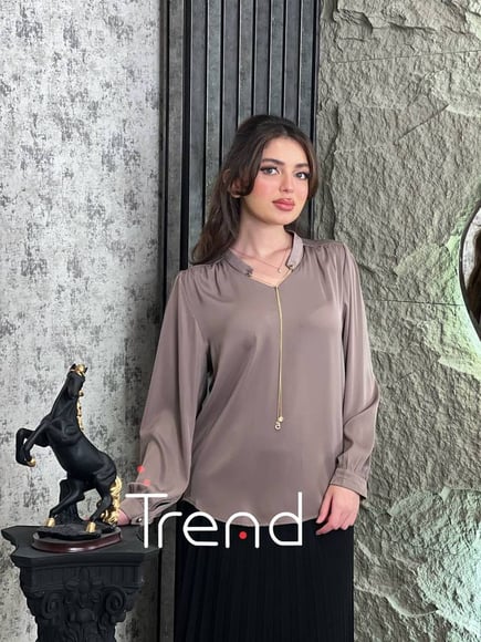 بلوزة ساتان بسلاسل 